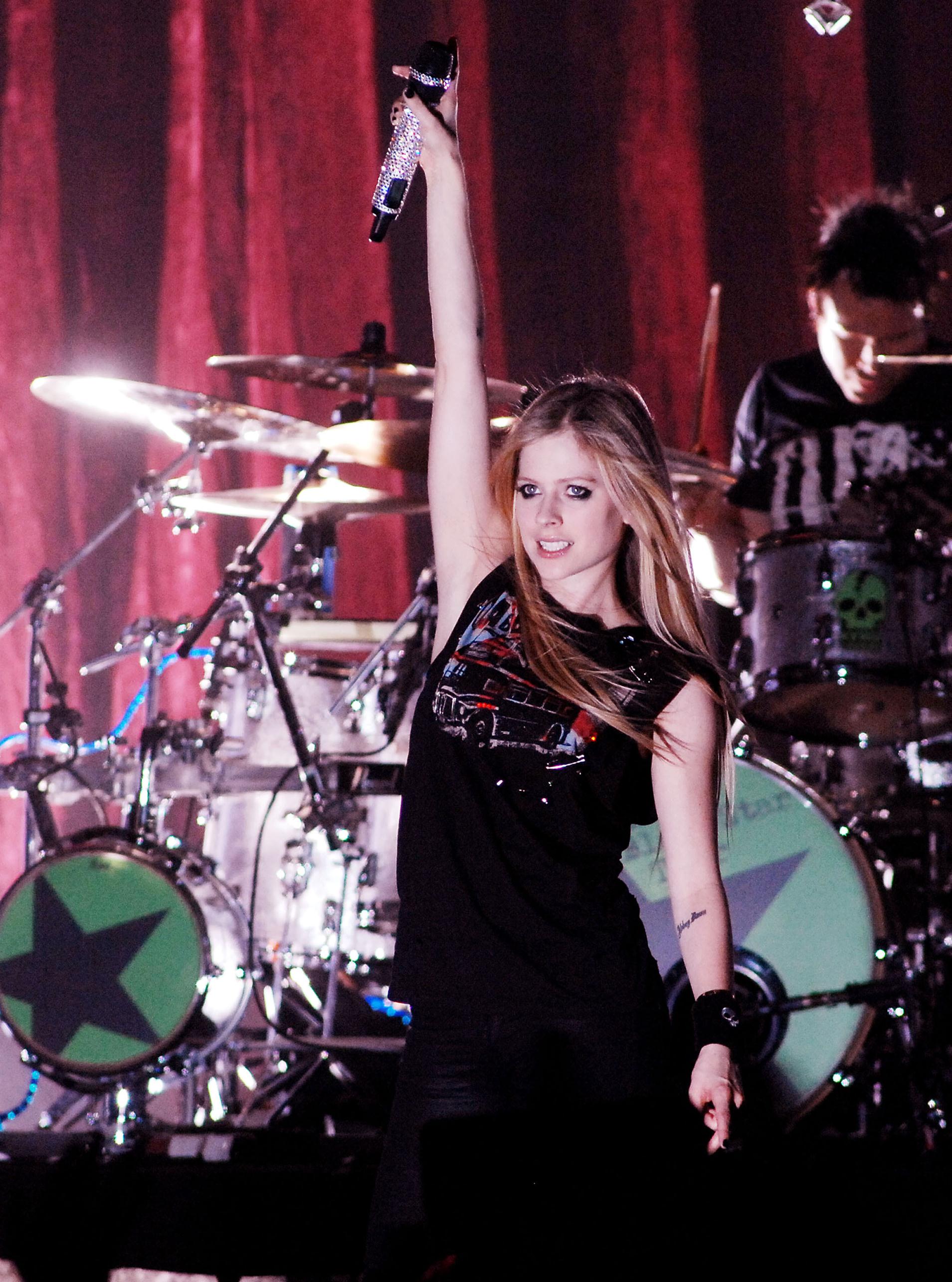 Avril Lavigne performing live at Palaolimpico Turin | Picture 72575